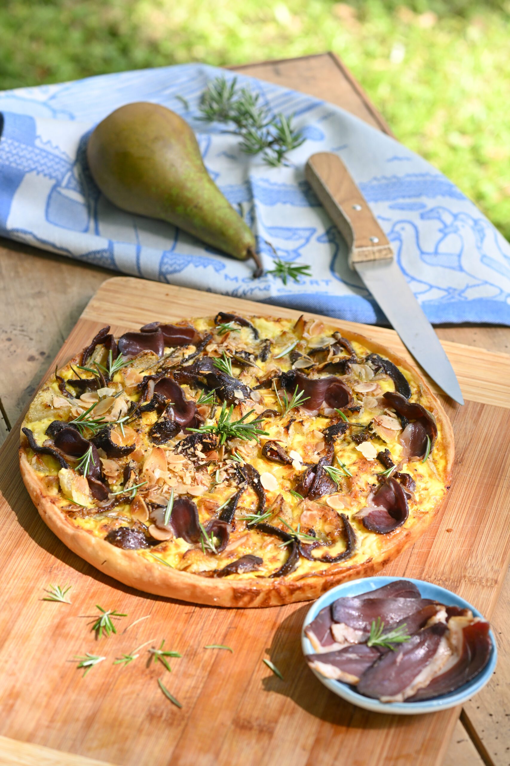 Tarte au magret fumé, poire et amandes effilées - Maison Montfort : Bienvenue dans une maison de gastronomie de canard