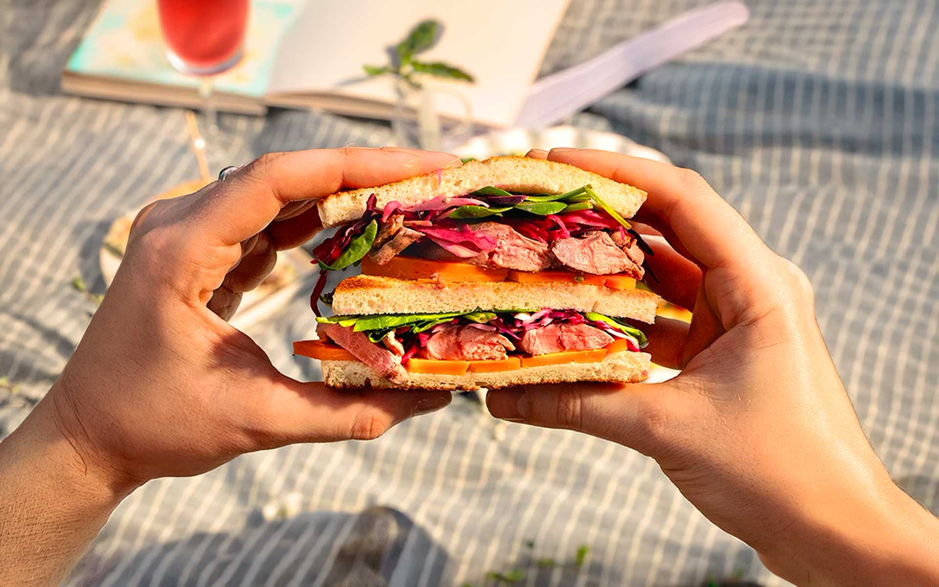 Club sandwich au canard, coleslaw, cheddar & pousses d’épinards